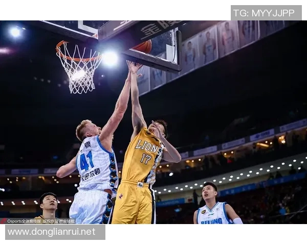 体育晨报聚焦赛场动态深度解析明星运动员表现与赛事前瞻