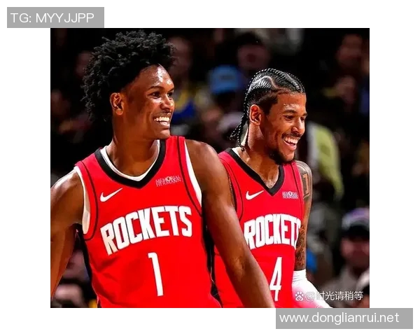 火箭队与国王队激战正酣NBA赛季精彩对决引发球迷热议