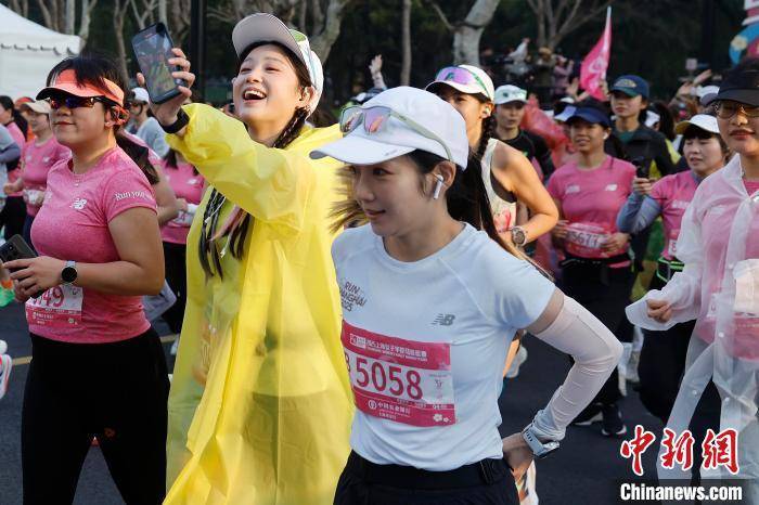 2025上海女子半程马拉松赛开跑新葡萄娱乐官网(图3)