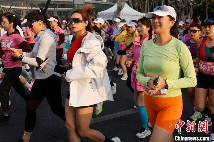 2025上海女子半程马拉松赛开跑新葡萄娱乐官网(图4)