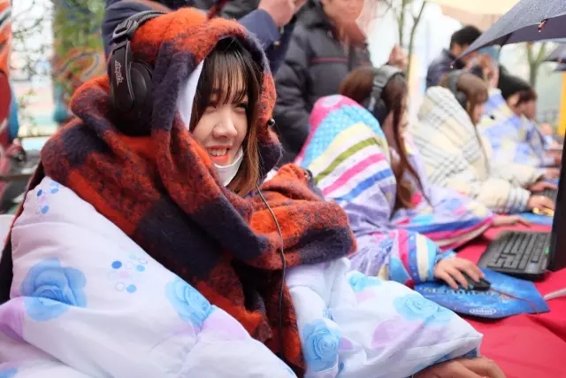杭州乐园电竞比赛女神新葡萄娱乐网址竟然裹棉被打游戏