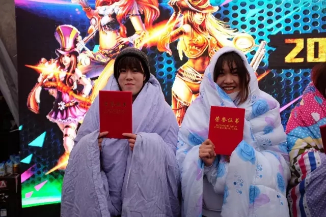 杭州乐园电竞比赛女神新葡萄娱乐网址竟然裹棉被打游戏(图3)